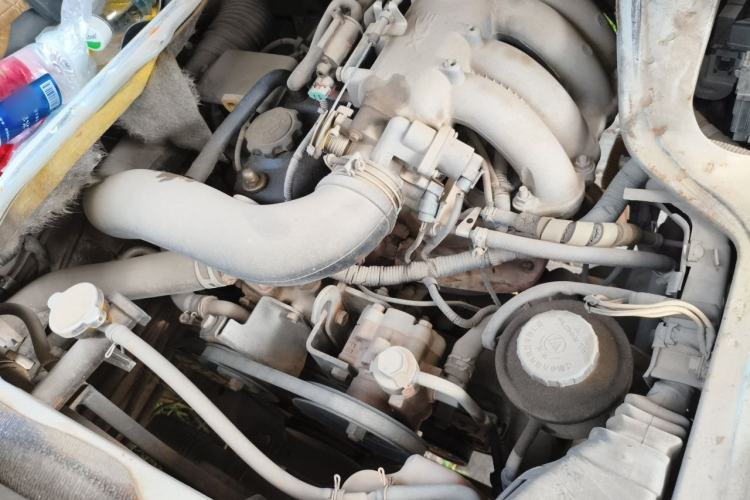 Used Jinbei Hiace 2016 2.0L Express Series Standard Version V19 Engine Bay