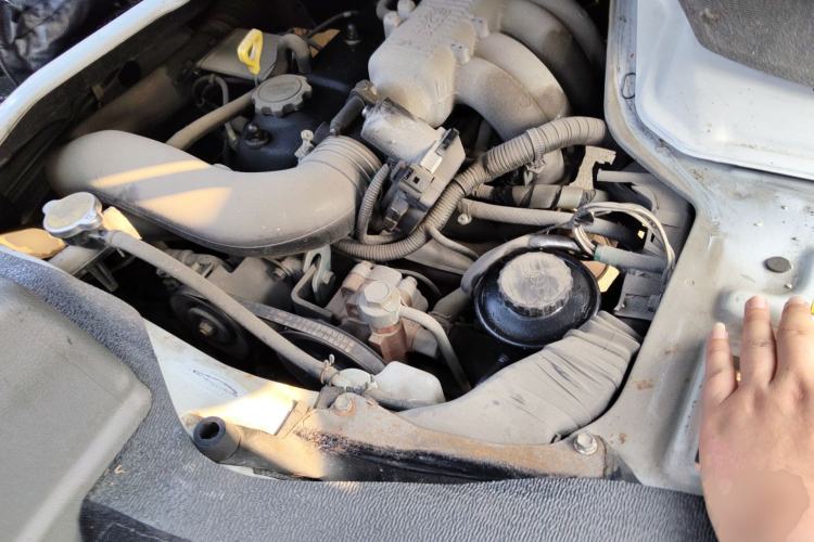 Used Jinbei Hiace 2016 2.0L Express Series Standard Version V19 Engine Bay
