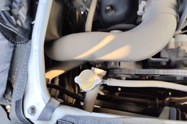 Used Jinbei Hiace 2016 2.0L Express Series Standard Version V19 Engine Bay Right