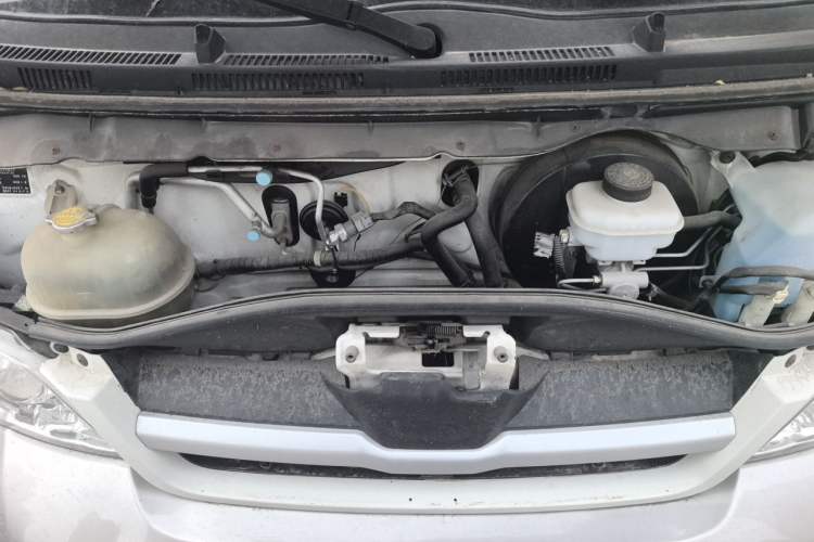 Used Jinbei Hiace 2016 2.0L Express Series Standard Version V19 Engine Bay