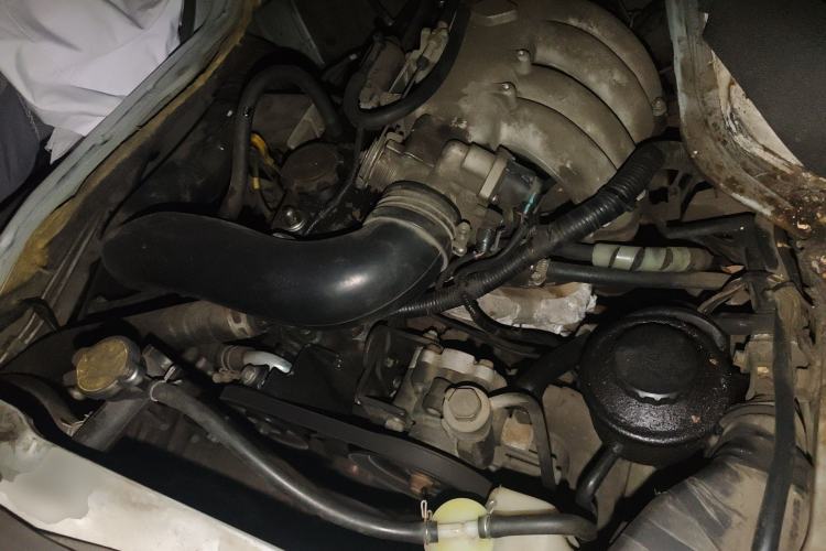 Used Jinbei Hiace 2016 2.0L Express Series Standard Version V19 Engine Bay