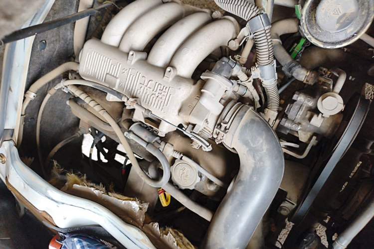 Used Jinbei Hiace 2016 2.0L Express Series Standard Version V19 Engine Bay