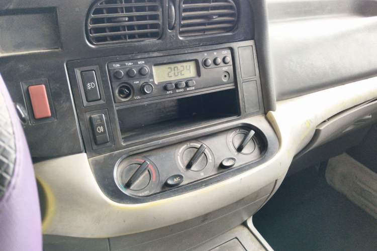 Used Jinbei Hiace 2018 2.0L Fifth-Generation Kuaiyun Luxury Standard Top 6-Seater V19S Audio And AC Panel