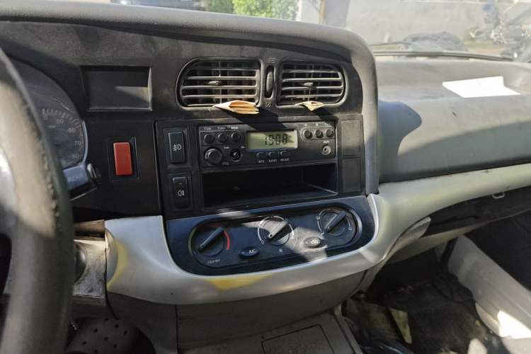 Used Jinbei Hiace 2018 2.0L Fifth-Generation Box Truck Standard Roof 2 Seats 4G21C Audio And AC Panel