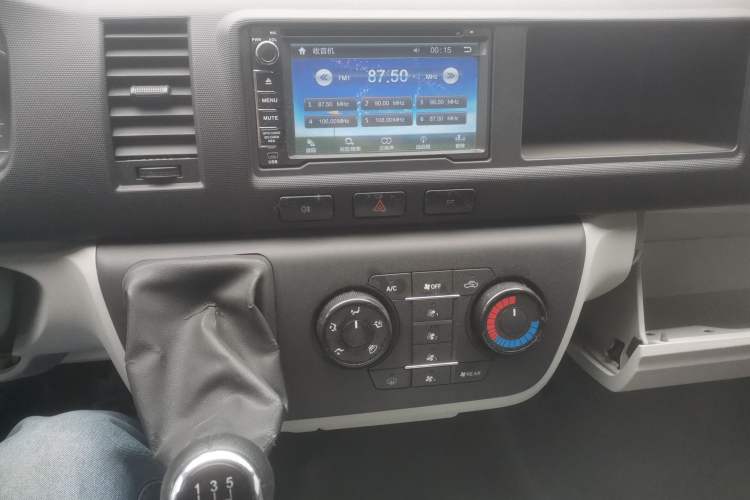 Used Jinbei Hiace 2018 2.4L Dashishi L Manual 14-Seater Luxury Version 4RB2 Audio And AC Panel