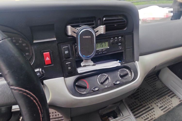 Used Jinbei Hiace 2018 2.0L Fifth-Generation Box Truck Standard Roof 2 Seats 4G21C Audio And AC Panel