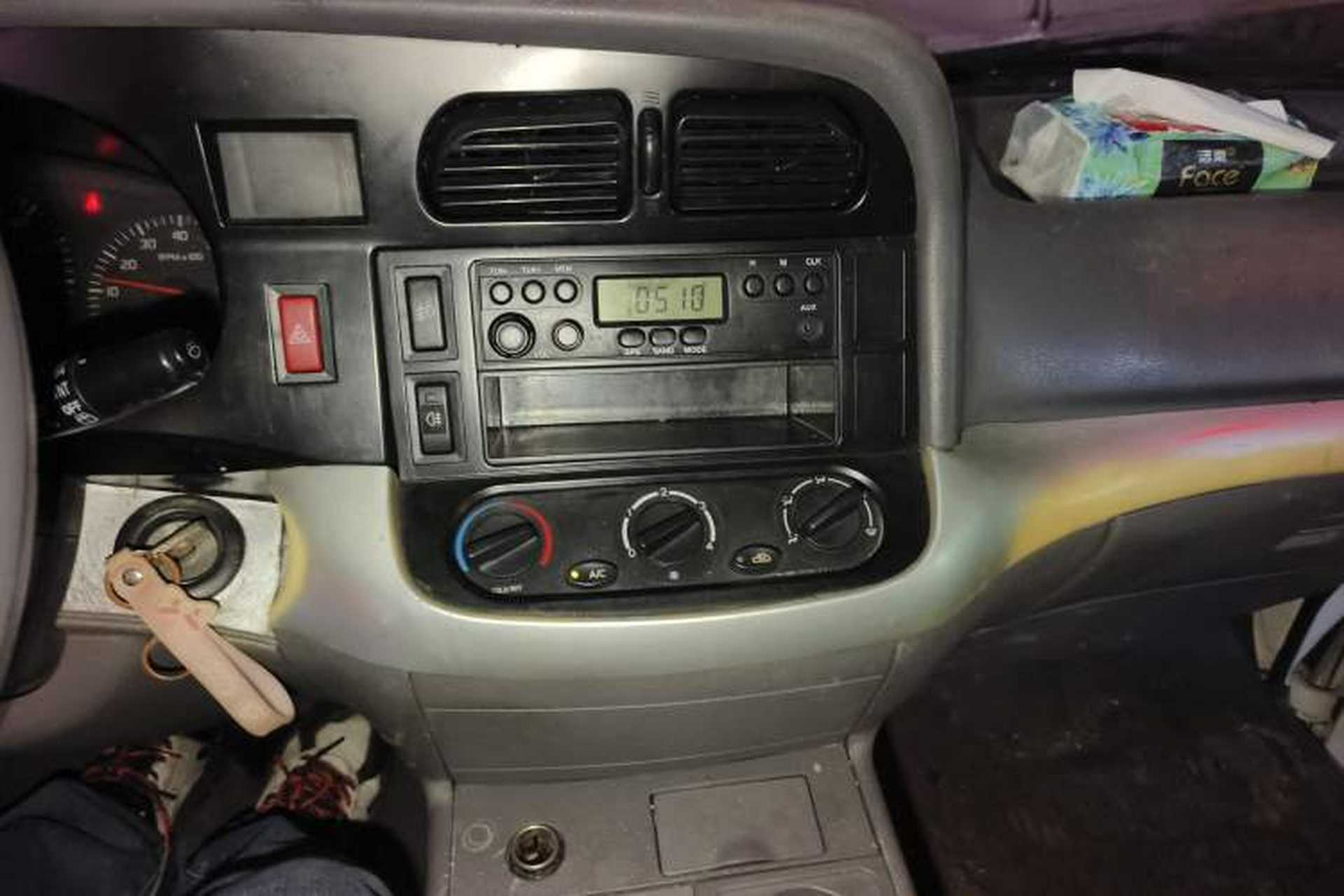 Used Jinbei Hiace 2018 2.0L Fifth-Generation Box Truck Standard Roof 2 Seats 4G21C Audio And AC Panel