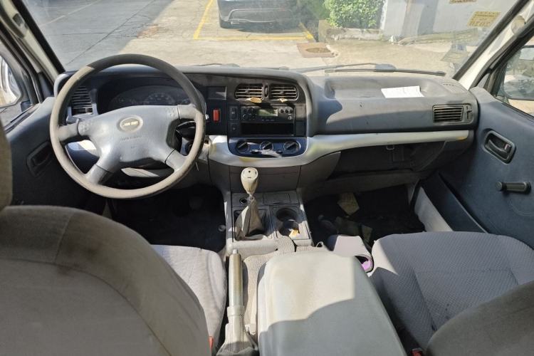 Used Jinbei Hiace 2018 2.0L Fifth-Generation Box Truck Standard Roof 2 Seats 4G21C Center Console