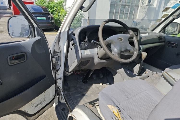 Used Jinbei Hiace 2018 2.0L Fifth-Generation Box Truck Standard Roof 2 Seats 4G21C Driver Seat