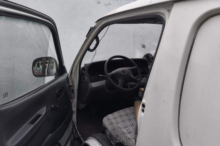 Used Jinbei Hiace 2018 2.0L Fifth-Generation Box Truck Standard Roof 2 Seats 4G19 Driver Seat