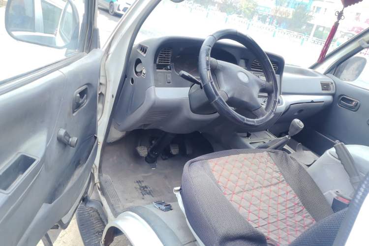 Used Jinbei Hiace 2018 2.0L Fifth-Generation Box Truck Standard Roof 2 Seats 4G19 Driver Seat