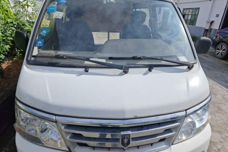 Used Jinbei Hiace 2018 2.0L Fifth-Generation Box Truck Standard Roof 2 Seats 4G21C Engine Bay