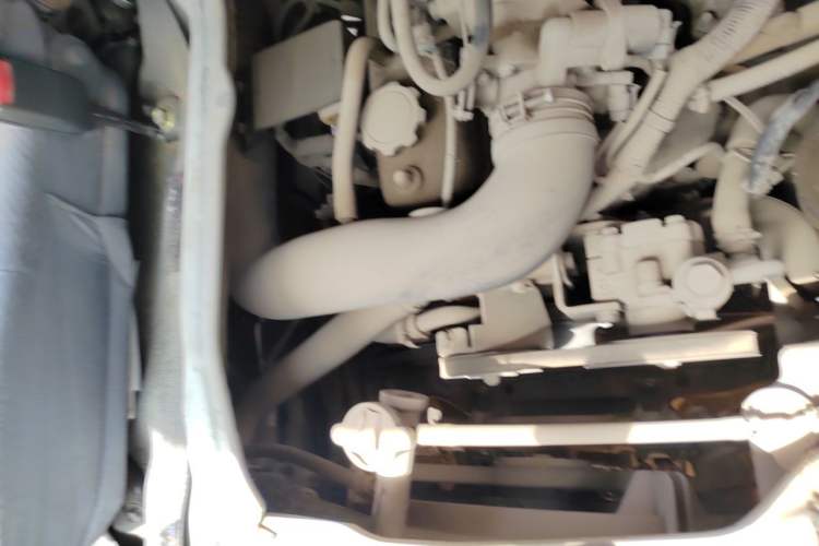 Used Jinbei Hiace 2018 2.0L Fifth-Generation Box Truck Standard Roof 2 Seats 4G19 Engine Bay Right