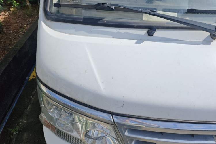 Used Jinbei Hiace 2018 2.0L Fifth-Generation Box Truck Standard Roof 2 Seats 4G21C Engine Bay Right