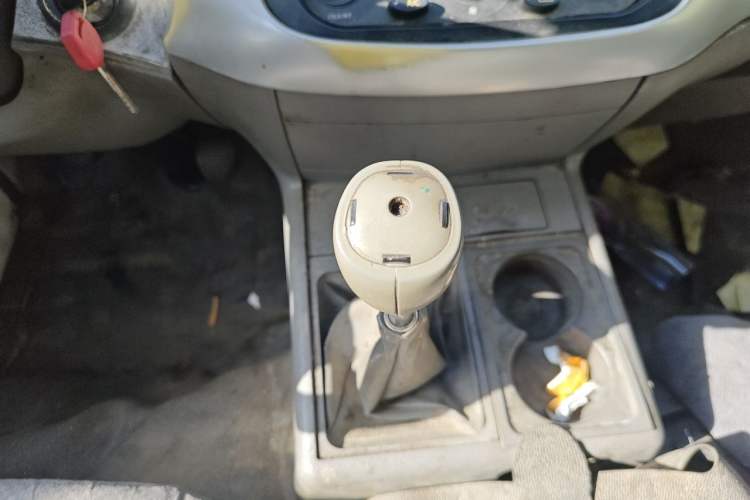 Used Jinbei Hiace 2018 2.0L Fifth-Generation Box Truck Standard Roof 2 Seats 4G21C Gear Lever
