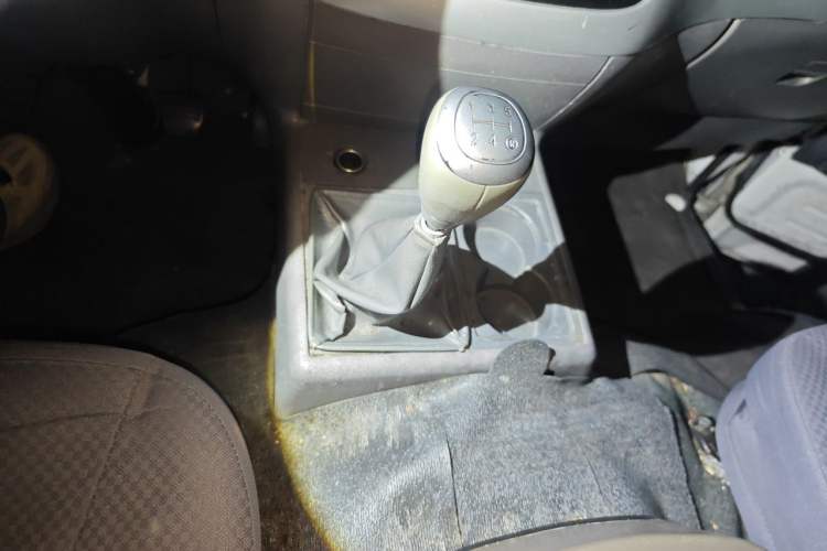 Used Jinbei Hiace 2018 2.0L Fifth-Generation Box Truck Standard Roof 2 Seats 4G19 Gear Lever