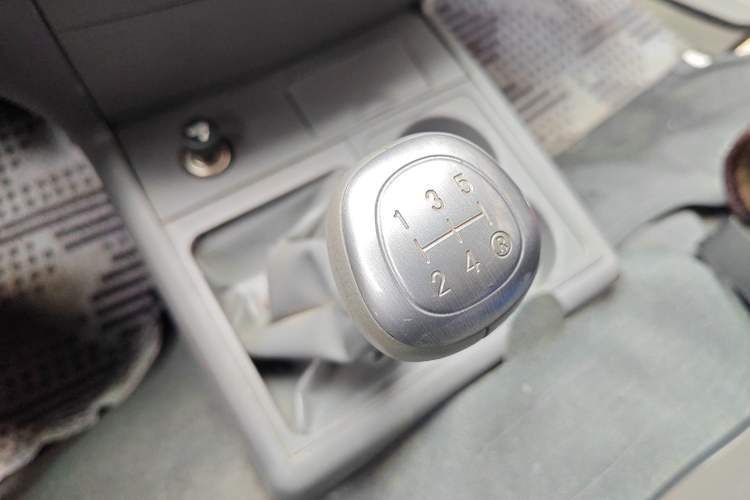 Used Jinbei Hiace 2018 2.0L Fifth-Generation Box Truck Standard Roof 2 Seats 4G21C Gear Lever