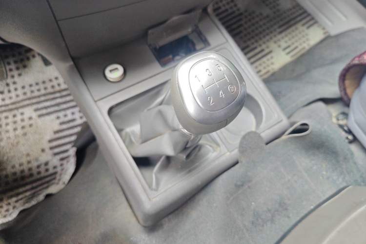 Used Jinbei Hiace 2018 2.0L Fifth-Generation Box Truck Standard Roof 2 Seats 4G21C Gear Lever