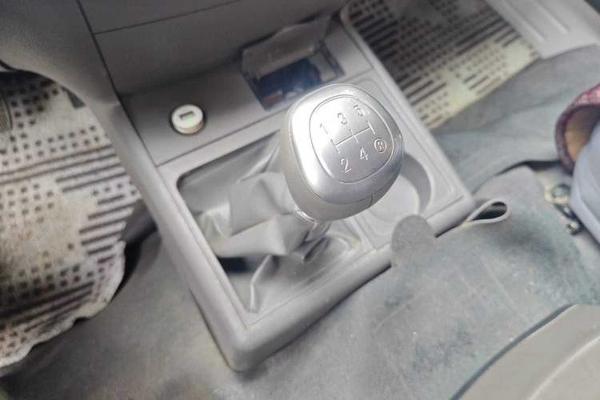 Used Jinbei Hiace 2018 2.0L Fifth-Generation Box Truck Standard Roof 2 Seats 4G21C Gear Lever