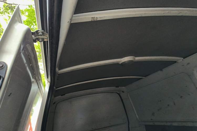 Used Jinbei Hiace 2018 2.0L Fifth-Generation Box Truck Standard Roof 2 Seats 4G21C Headliner