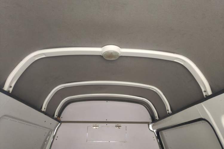 Used Jinbei Hiace 2018 2.0L Fifth-Generation Box Truck Standard Roof 2 Seats 4G19 Headliner