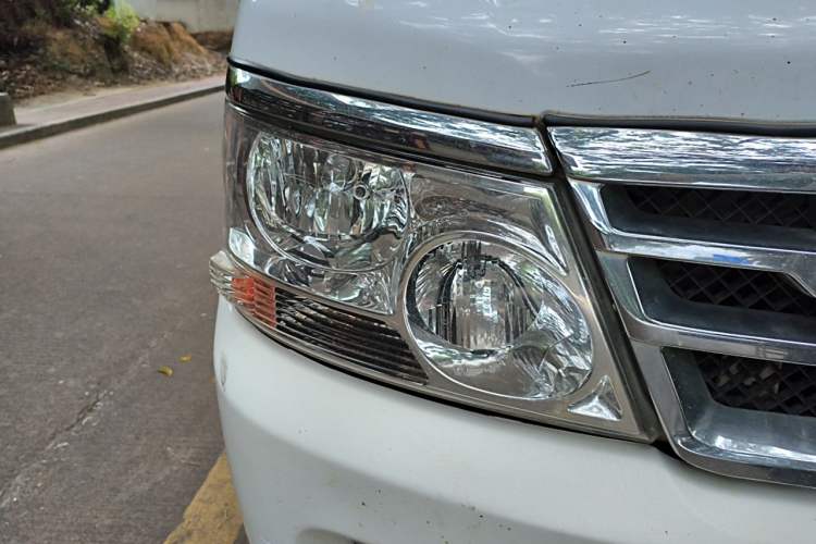 Used Jinbei Hiace 2018 2.0L Fifth-Generation Box Truck Standard Roof 2 Seats 4G21C Right Front Headlight