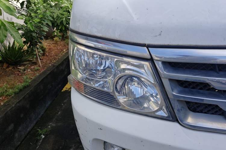Used Jinbei Hiace 2018 2.0L Fifth-Generation Box Truck Standard Roof 2 Seats 4G21C Right Front Headlight