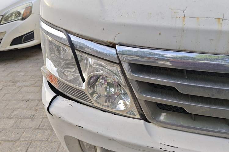 Used Jinbei Hiace 2018 2.0L Fifth-Generation Box Truck Standard Roof 2 Seats 4G19 Right Front Headlight