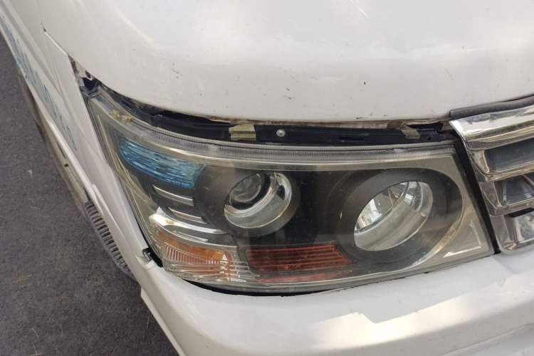 Used Jinbei Hiace 2018 2.0L Fifth-Generation Box Truck Standard Roof 2 Seats 4G19 Right Front Headlight