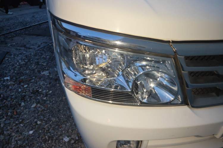 Used Jinbei Hiace 2018 2.0L Fifth-Generation Box Truck Standard Roof 2 Seats 4G19 Right Front Headlight