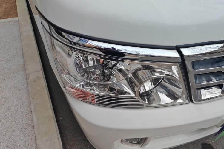 Used Jinbei Hiace 2018 2.0L Fifth-Generation Box Truck Standard Roof 2 Seats 4G21C Right Front Headlight
