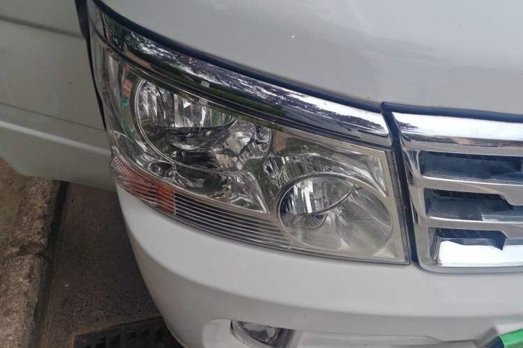 Used Jinbei Hiace 2018 2.0L Fifth-Generation Box Truck Standard Roof 2 Seats 4G21C Right Front Headlight