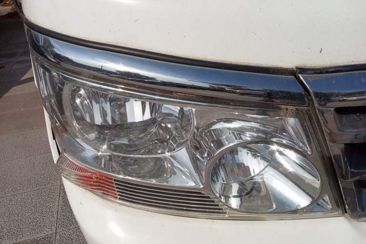 Used Jinbei Hiace 2018 2.0L Fifth-Generation Box Truck Standard Roof 2 Seats 4G21C Right Front Headlight
