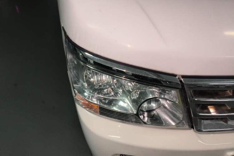 Used Jinbei Hiace 2018 2.0L Fifth-Generation Kuaiyun Luxury Standard Top 6-Seater V19S Right Front Headlight