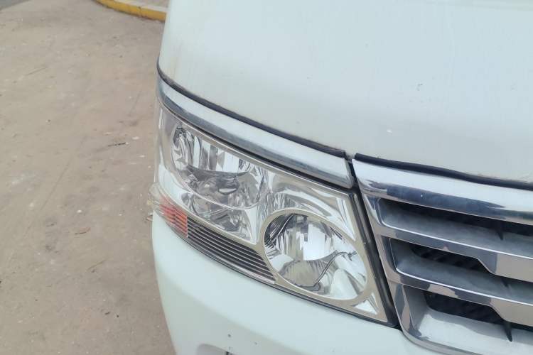 Used Jinbei Hiace 2018 2.0L Fifth-Generation Box Truck Standard Roof 2 Seats 4G19 Right Front Headlight