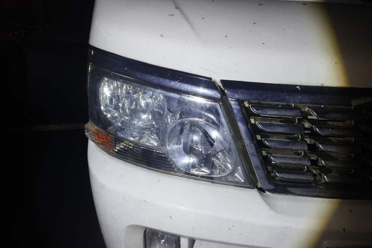 Used Jinbei Hiace 2018 2.0L Fifth-Generation Box Truck Standard Roof 2 Seats 4G21C Right Front Headlight