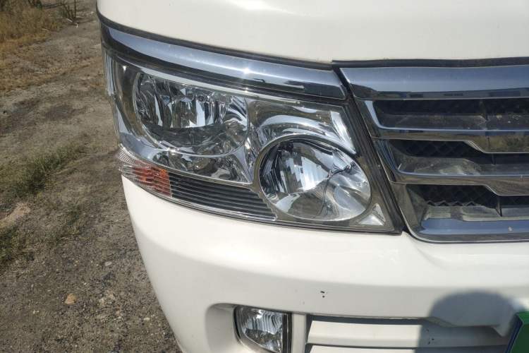 Used Jinbei Hiace 2018 2.0L Fifth-Generation Box Truck Standard Roof 2 Seats 4G19 Right Front Headlight