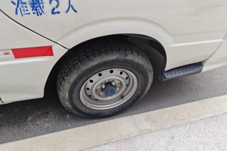 Used Jinbei Hiace 2018 2.0L Fifth-Generation Box Truck Standard Roof 2 Seats 4G21C Right Front Wheel Hub