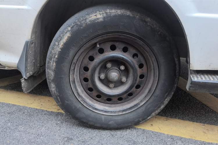 Used Jinbei Hiace 2018 2.0L Fifth-Generation Box Truck Standard Roof 2 Seats 4G19 Right Front Wheel Hub