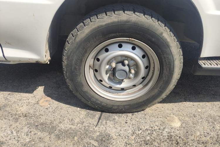 Used Jinbei Hiace 2018 2.0L Fifth-Generation Box Truck Standard Roof 2 Seats 4G19 Right Front Wheel Hub