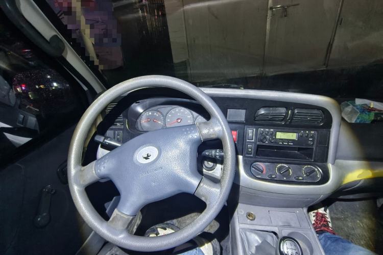 Used Jinbei Hiace 2018 2.0L Fifth-Generation Box Truck Standard Roof 2 Seats 4G21C Steering Wheel