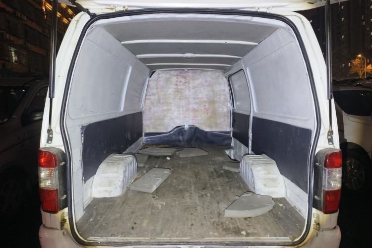 Used Jinbei Hiace 2018 2.0L Fifth-Generation Box Truck Standard Roof 2 Seats 4G21C Trunk