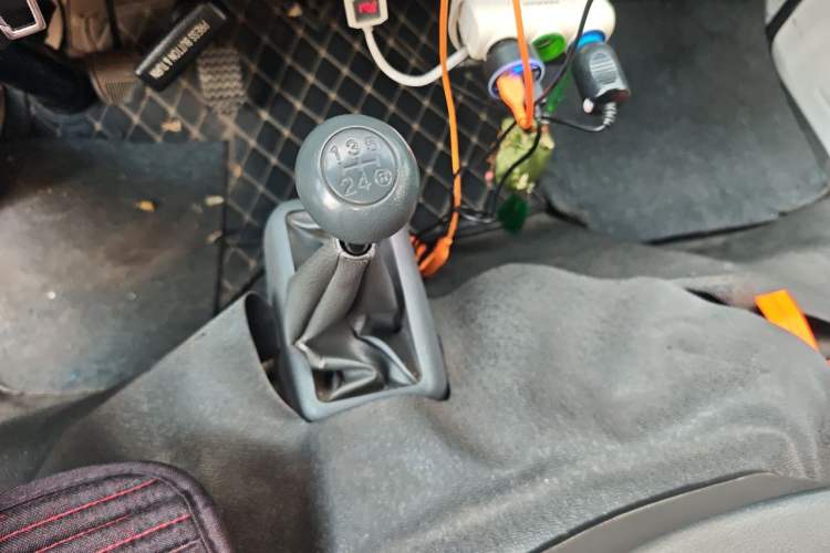 Used Jinbei Hiace 2020 2.0L Xiangyun Series Luxury Van High Roof China VI Standard Model 1TZS Gear Lever