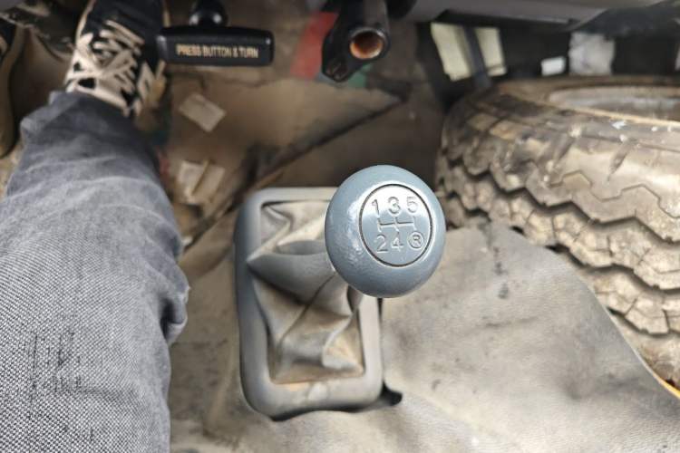 Used Jinbei Hiace 2020 2.0L Xiangyun Series Luxury Van High Roof China VI Standard Model 1TZS Gear Lever