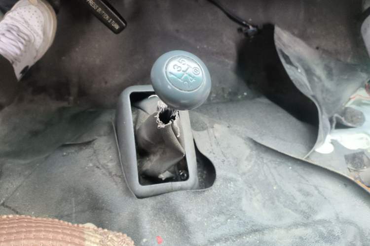 Used Jinbei Hiace 2020 2.0L Xiangyun Series Luxury Van High Roof China VI Standard Model 1TZS Gear Lever