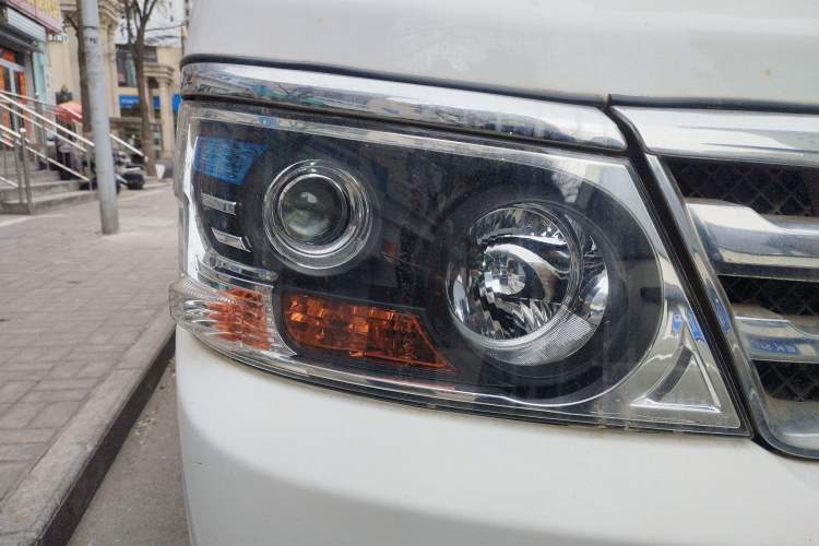 Used Jinbei Hiace 2020 2.0L Xiangyun Series Luxury Van High Roof China VI Standard Model 1TZS Right Front Headlight