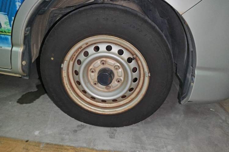 Used Jinbei Hiace King 2021 2.0L Business King Series Comfort Edition Standard Top 9-Seater 1TZS Right Front Wheel Hub