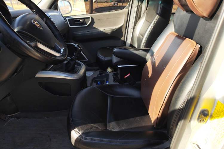 Used Jinbei Hiace King 2021 2.0L City Transport King Series Express Model Standard Top 6-Seater 1TZS Left Front Seat