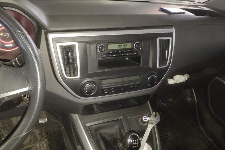 Used Jinbei Hiace King 2021 2.0L City Transport King Series Express Model Standard Top 6-Seater 1TZS Audio And AC Panel