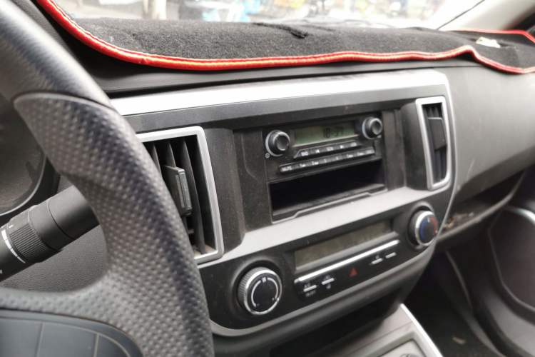 Used Jinbei Hiace King 2021 2.0L City Transport King Series Express Model Standard Top 6-Seater 1TZS Audio And AC Panel